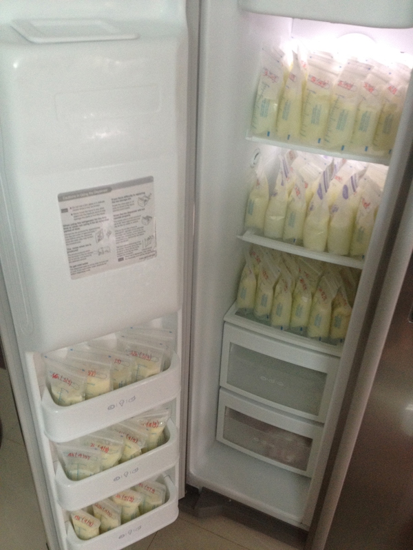 Bí quyết của bà mẹ vắt được đầy tủ lạnh sữa cho con 2