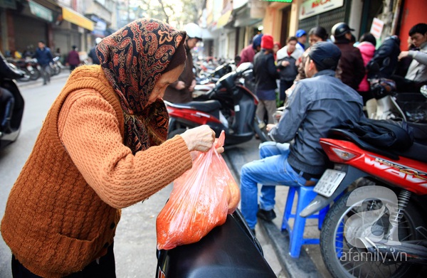 Hà Nội: Im lặng, xếp hàng dài chờ mua xôi cúng ngày ông Công, ông Táo 12