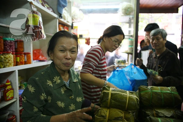 Nhích từng centimet trên phố cổ để mua bánh chưng, giò chả Tết 2