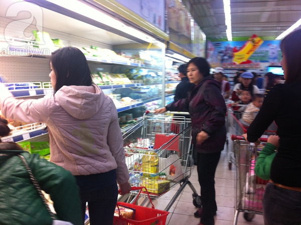 29 Tết, người dân chen chúc sắm đồ ở siêu thị từ sớm 4