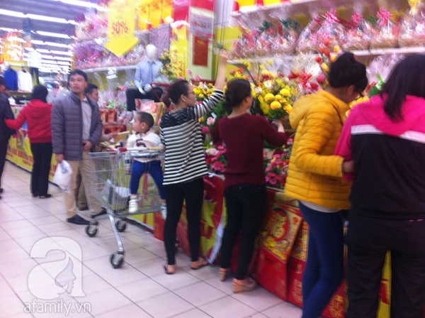 29 Tết, người dân chen chúc sắm đồ ở siêu thị từ sớm 5