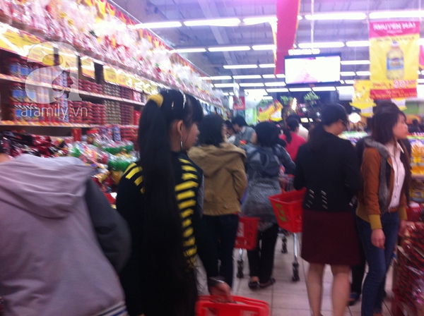 29 Tết, người dân chen chúc sắm đồ ở siêu thị từ sớm 8
