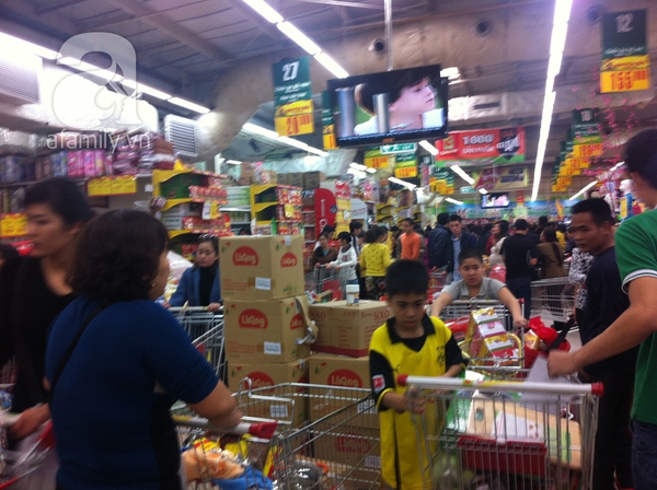 29 Tết, người dân chen chúc sắm đồ ở siêu thị từ sớm 9