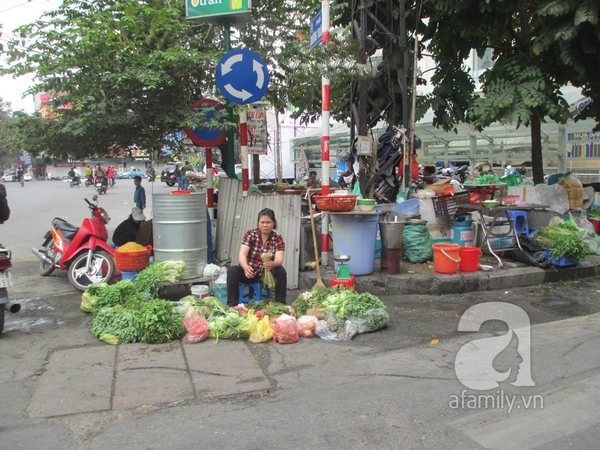 Mùng 4 Tết: Chợ vẫn vắng vẻ, giá thực phẩm giảm 1