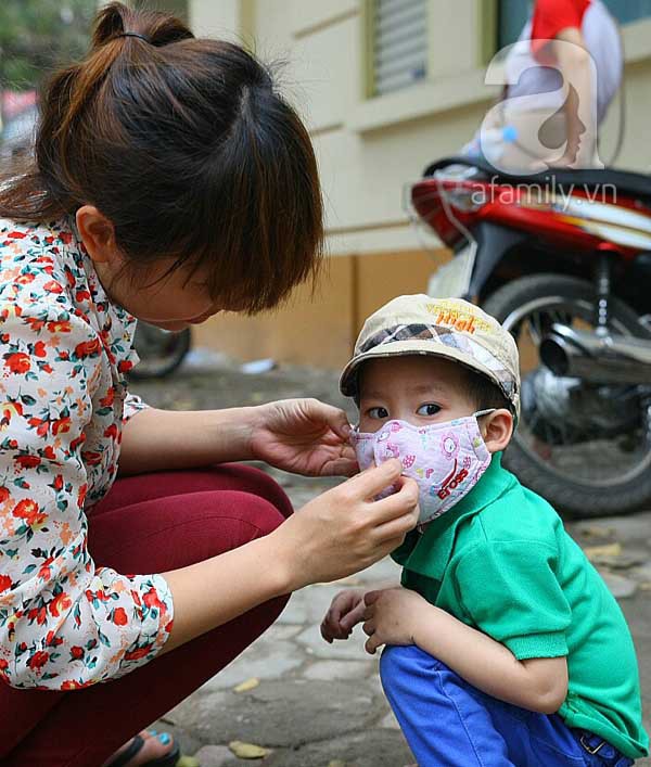 Cận cảnh cha mẹ bồng bế con chen chúc đi tiêm phòng sởi 3