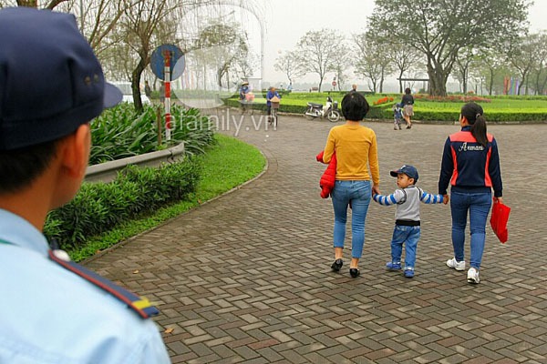Sau ngày khai trương, công viên Yên Sở vẫn đóng cửa, không cho dân vào tham quan 16