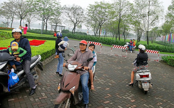 Sau ngày khai trương, công viên Yên Sở vẫn đóng cửa, không cho dân vào tham quan 14