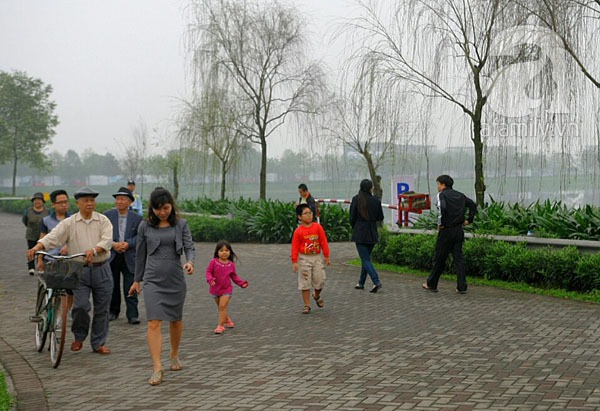 Sau ngày khai trương, công viên Yên Sở vẫn đóng cửa, không cho dân vào tham quan 11