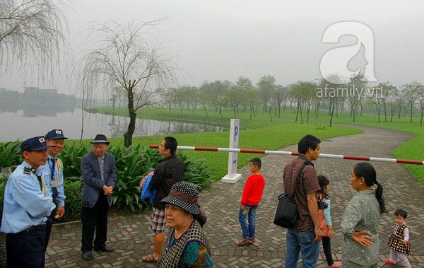 Sau ngày khai trương, công viên Yên Sở vẫn đóng cửa, không cho dân vào tham quan 9