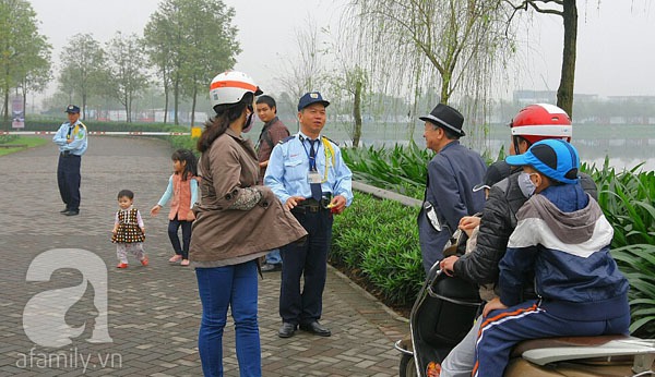 Sau ngày khai trương, công viên Yên Sở vẫn đóng cửa, không cho dân vào tham quan 7