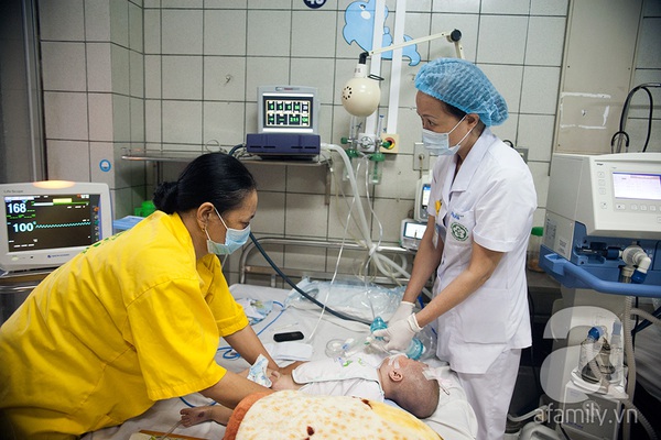 Em bé của cặp sinh đôi mắc sởi ở BV Bạch Mai đã được xuất viện 2