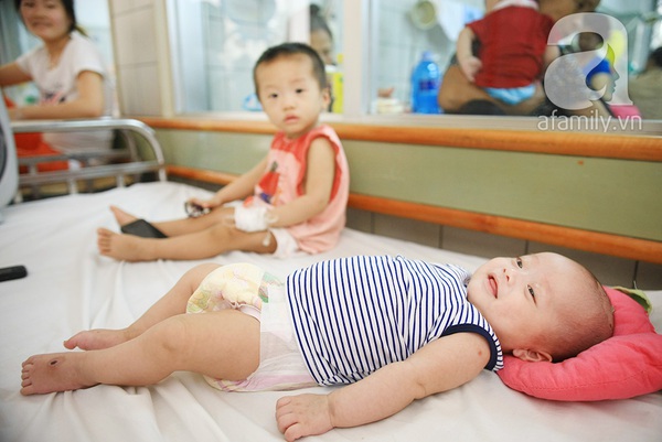 Em bé của cặp sinh đôi mắc sởi ở BV Bạch Mai đã được xuất viện 8