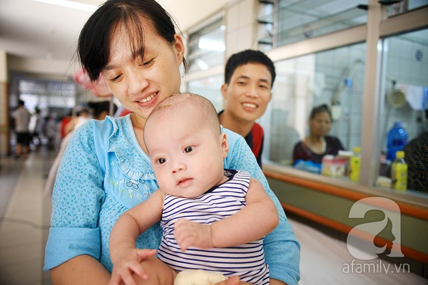 Em bé của cặp sinh đôi mắc sởi ở BV Bạch Mai đã được xuất viện 10