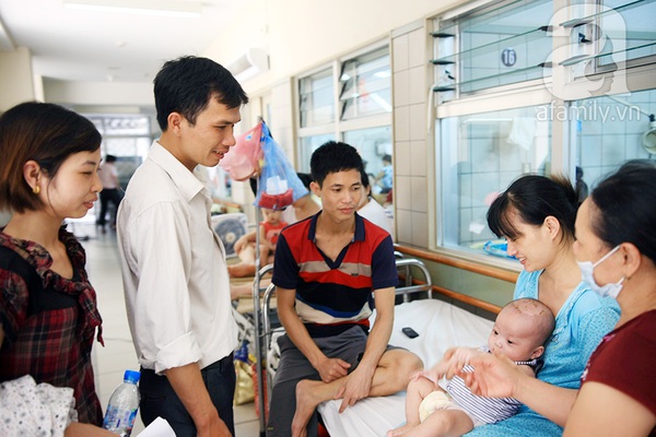 Em bé của cặp sinh đôi mắc sởi ở BV Bạch Mai đã được xuất viện 12