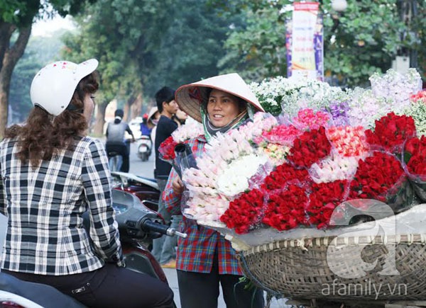 Thị trường quà Ngày của Mẹ: Hoa siêu rẻ, nữ trang vào mùa 1
