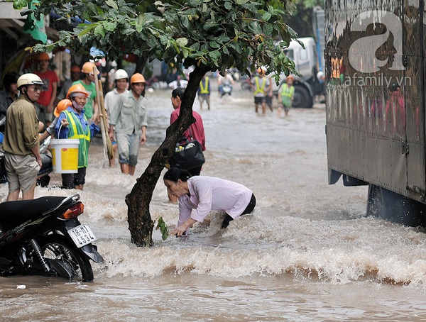 Mưa buổi sáng, buổi chiều mẹ vẫn phải cõng con về vì đường ngập 14