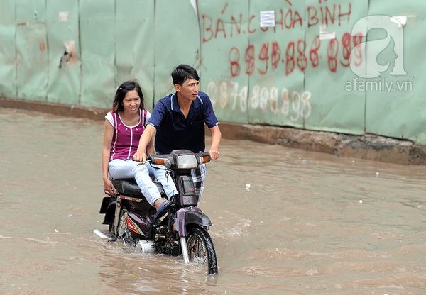 Mưa buổi sáng, buổi chiều mẹ vẫn phải cõng con về vì đường ngập 13