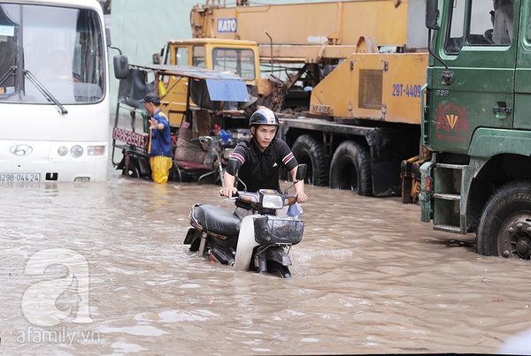 Mưa buổi sáng, buổi chiều mẹ vẫn phải cõng con về vì đường ngập 11