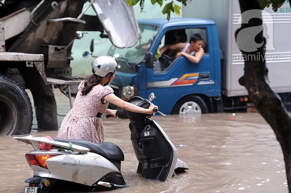 Mưa buổi sáng, buổi chiều mẹ vẫn phải cõng con về vì đường ngập 10