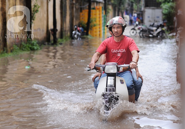 Mưa buổi sáng, buổi chiều mẹ vẫn phải cõng con về vì đường ngập 9