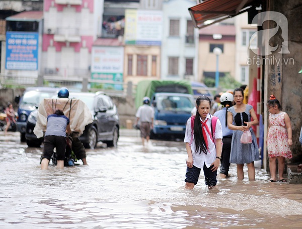 Mưa buổi sáng, buổi chiều mẹ vẫn phải cõng con về vì đường ngập 8