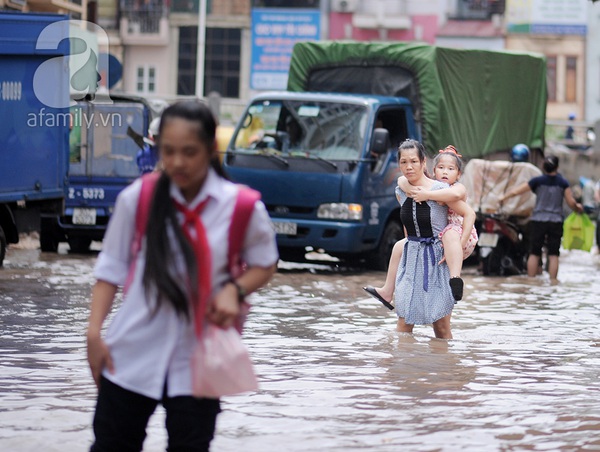 Mưa buổi sáng, buổi chiều mẹ vẫn phải cõng con về vì đường ngập 7