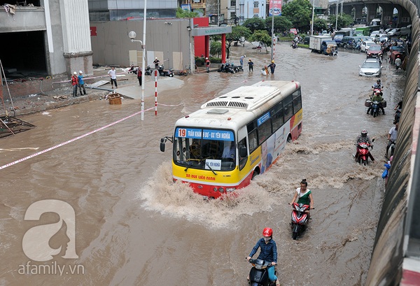 Mưa buổi sáng, buổi chiều mẹ vẫn phải cõng con về vì đường ngập 6