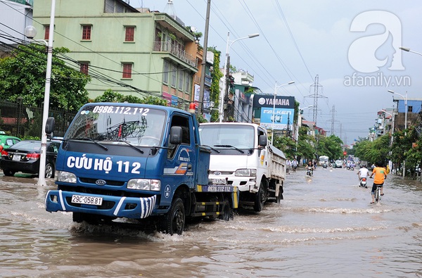 Mưa buổi sáng, buổi chiều mẹ vẫn phải cõng con về vì đường ngập 23