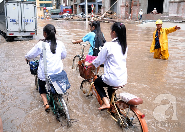 Mưa buổi sáng, buổi chiều mẹ vẫn phải cõng con về vì đường ngập 21