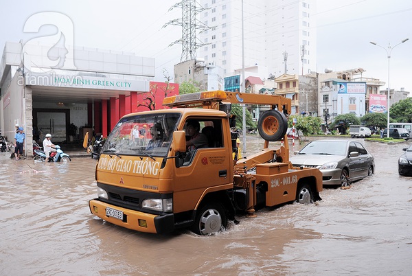 Mưa buổi sáng, buổi chiều mẹ vẫn phải cõng con về vì đường ngập 20