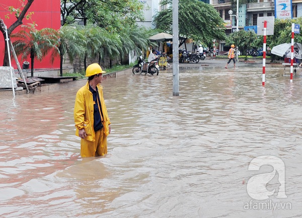 Mưa buổi sáng, buổi chiều mẹ vẫn phải cõng con về vì đường ngập 19