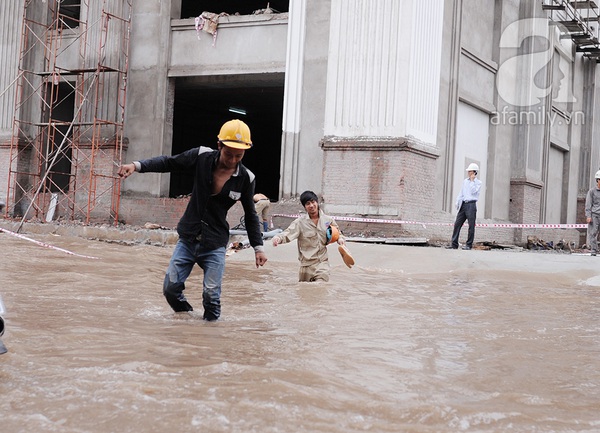 Mưa buổi sáng, buổi chiều mẹ vẫn phải cõng con về vì đường ngập 18