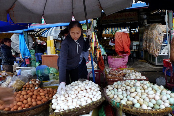 Thực phẩm tăng giá... đón Trung thu, bà nội trợ 