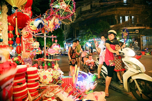 Thị trường đồ chơi Trung thu: Hàng nội đắt như tôm tươi, hàng ngoại 