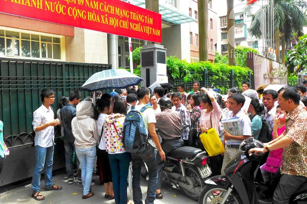 Hà Nội: Đội mưa xếp hàng nộp hồ sơ thi tuyển công chức 19