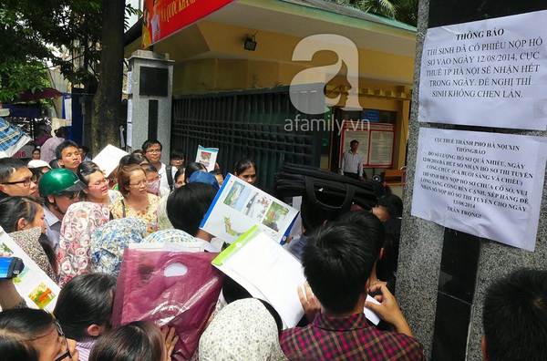Hà Nội: Đội mưa xếp hàng nộp hồ sơ thi tuyển công chức 17