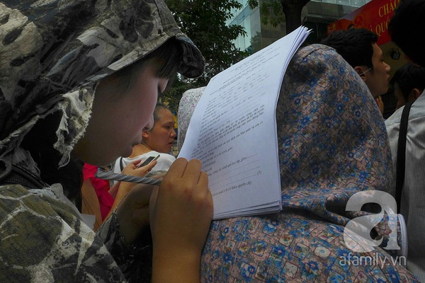 Hà Nội: Đội mưa xếp hàng nộp hồ sơ thi tuyển công chức 15
