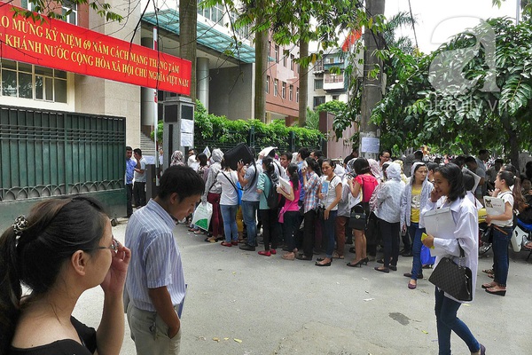 Hà Nội: Đội mưa xếp hàng nộp hồ sơ thi tuyển công chức 12