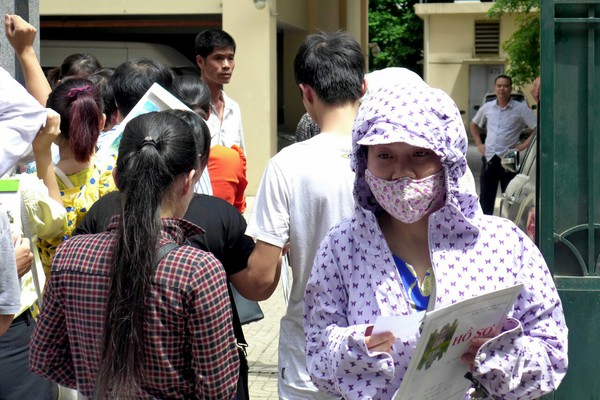 Hà Nội: Đội mưa xếp hàng nộp hồ sơ thi tuyển công chức 11