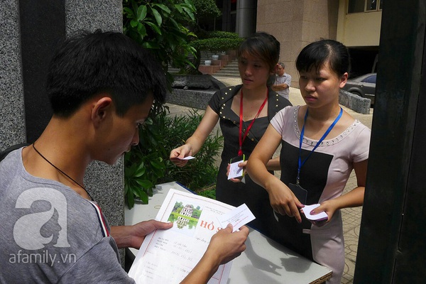 Hà Nội: Đội mưa xếp hàng nộp hồ sơ thi tuyển công chức 6