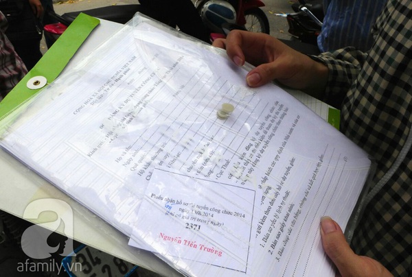 Hà Nội: Đội mưa xếp hàng nộp hồ sơ thi tuyển công chức 9