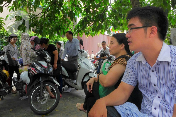 Hà Nội: Đội mưa xếp hàng nộp hồ sơ thi tuyển công chức 10