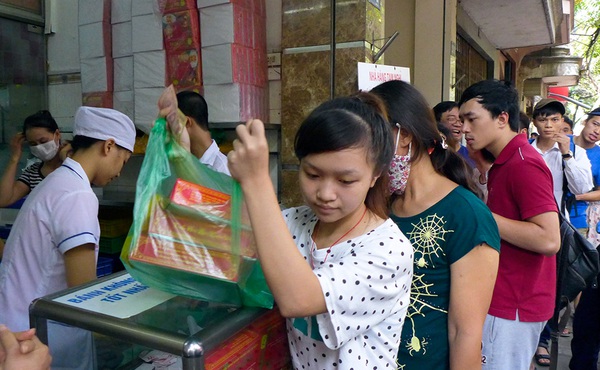 Người dân xếp hàng đông kín tại cửa hàng bánh Trung thu cổ truyền  2
