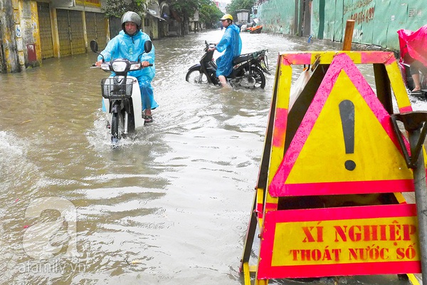 Hà Nội tê liệt vì mưa, phụ huynh cuống cuồng tìm người trông con 2