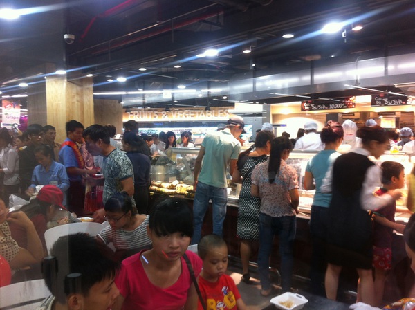 Hà Nội: Biển người chen lấn, xô đẩy trong siêu thị mua gà quay, bánh mì giá rẻ  4