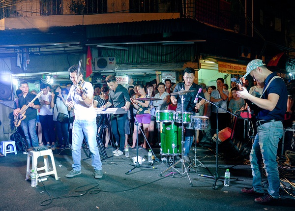 Phổ cổ đông kín người đứng xem âm nhạc đường phố 13