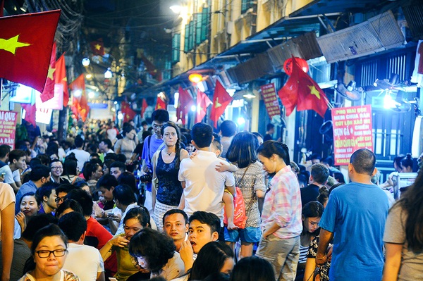 Phổ cổ đông kín người đứng xem âm nhạc đường phố 15