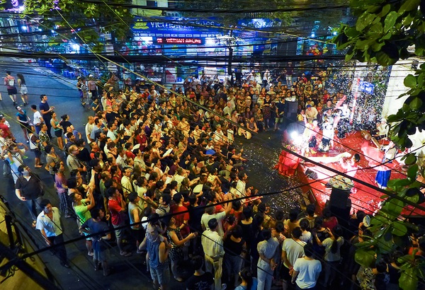 Phổ cổ đông kín người đứng xem âm nhạc đường phố 23
