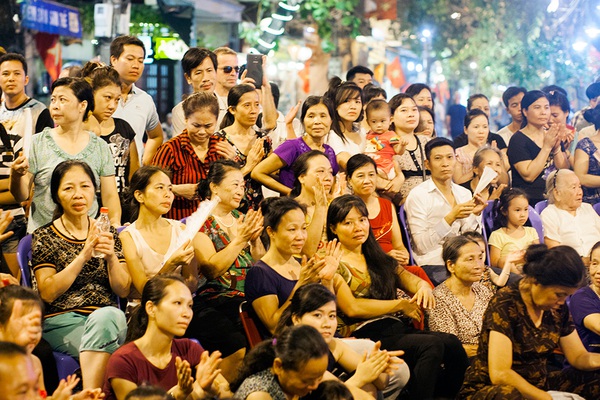 Phổ cổ đông kín người đứng xem âm nhạc đường phố 6