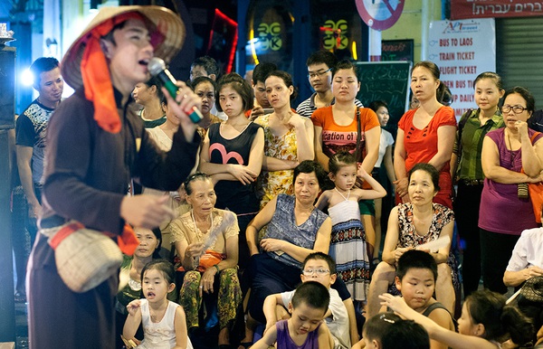 Phổ cổ đông kín người đứng xem âm nhạc đường phố 7